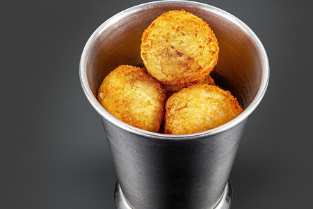 Сырные шарики с копченым сыром