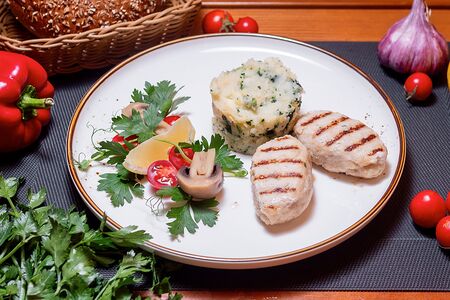 Котлетки из судака с пюре и шпинатом