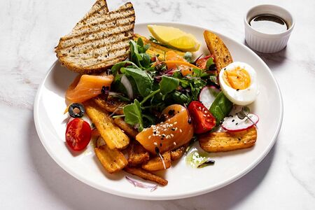 Салат с сёмгой и картофельными стрипцами