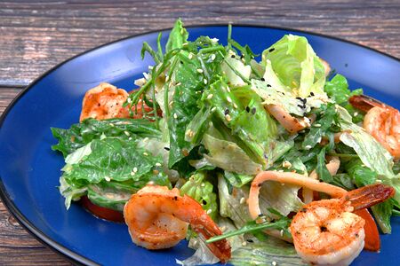 Креветки с микс салатом