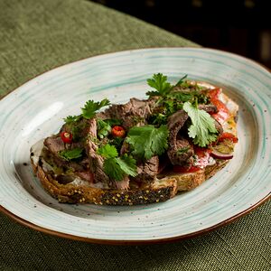 Брускетта с ростбифом, красным луком и бакинскими помидорами