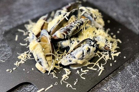 Мидии в раковине в соусе блю чиз