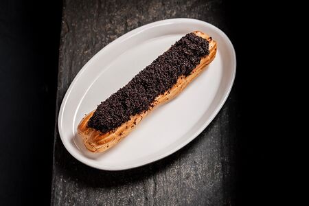 Эклер с маком