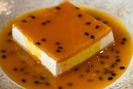 Чизкейк с манго и соусом из свежей маракуйи