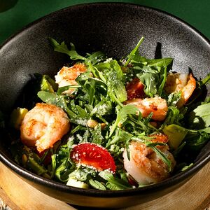 Зеленый салат с креветками
