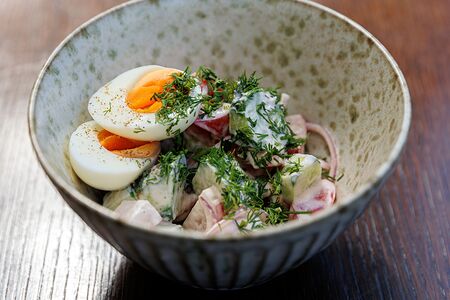 Домашний овощной салат с яйцом