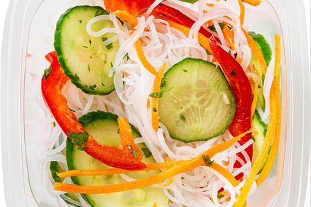 Салат с фунчозой и овощами