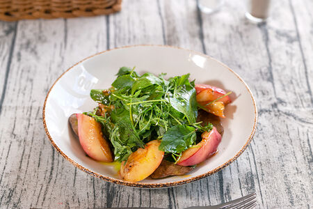 Теплый салат с утиной печенью и нектаринами