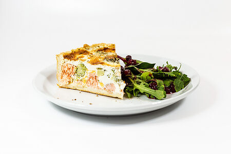 Киш с лососем и клюквенным соусом