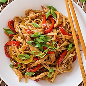 Удон с курицей и овощами 