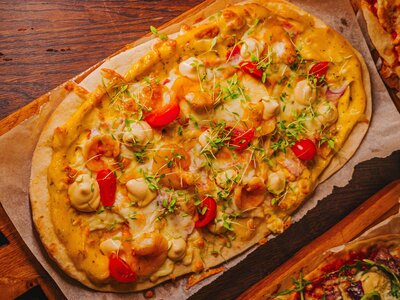 Римская пицца c креветками и грудинкой