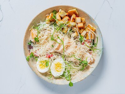 Цезарь с курицей и беконом