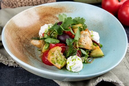 Салат из кабачков и розовых томатов с чиабаттой и оливками каламата	