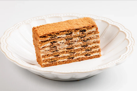 Медовик с черносливом