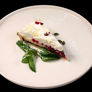 Торт брусничный с белым шоколадом