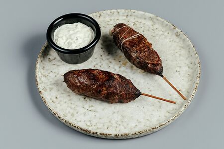 Кюфта-кебаб из говядины на шпажках с соусом тартар