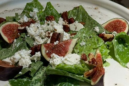 Салат с инжиром, пеканом, фетой и йогуртовой заправкой
