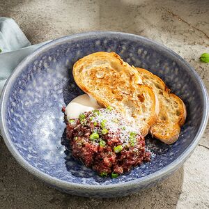 Тартар из говядины с соусом ворчестер и чиабаттой