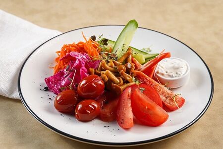 Плато из свежих овощей с разносолами 