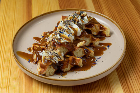 Вафля с грушей в карамели