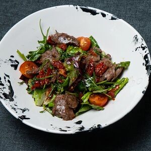 Теплый салат с говядиной 