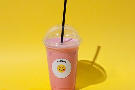 Клубнично-банановый натуральный молочный коктейль