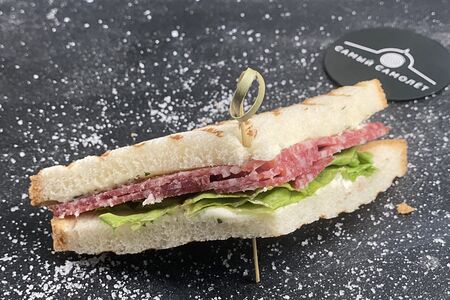 10 мини-сэндвичей с салями