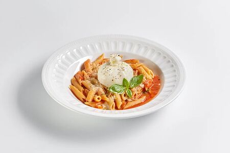 Пенне с бурратой и томатным соусом