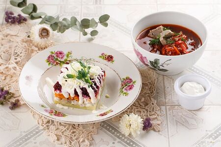 Салат, суп, компот и хлеб