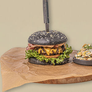 Черный бургер с фермерским картофелем