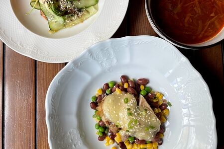 Салат с кабачком + борщ + куриное бедро с горошком