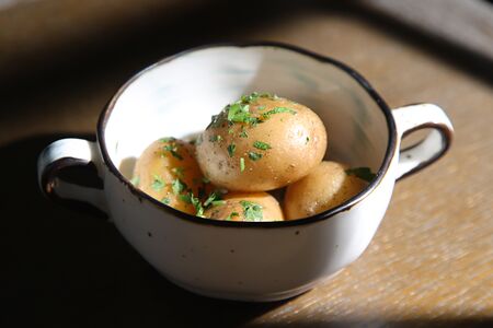 Отварной молодой картофель в кожуре 