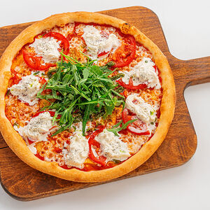 Пицца со страчателлой на тонком тесте