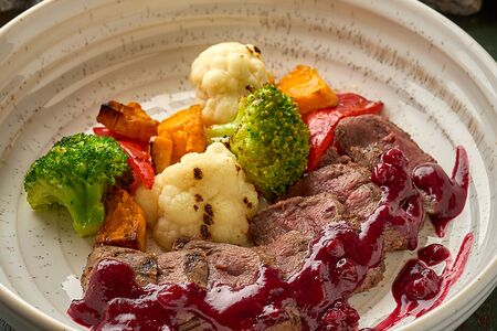 Маринованная в травах косуля с овощами гриль