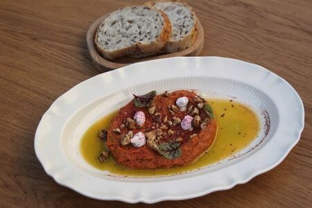 Мезе из печеного перца с пряным маслом