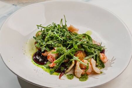 Картофель бейби с креветкой, кальмаром и луковым песто