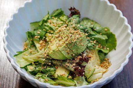 Большой зеленый салат с авокадо и кешью