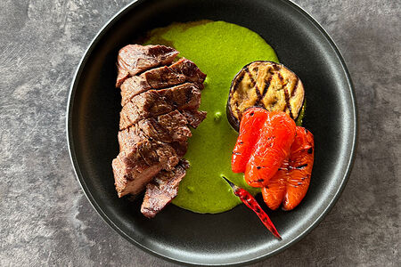 Я - Стейк денвер из мраморной говядины с соусом чимичури и овощами на гриле