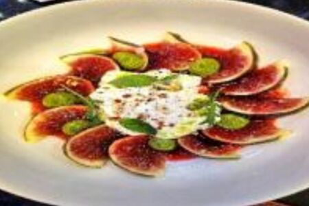 Страчателла с инжиром в вишневом соусе 