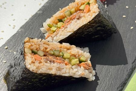 Онигири лосось терияки