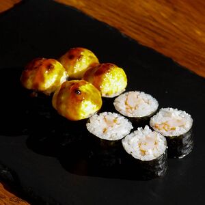 Запеченный хосомаки с креветкой