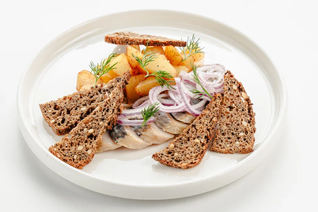 Сельдь с гарниром