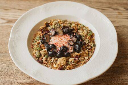 Взбитый творог с гранолой