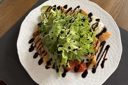 Салат с семгой и авокадо