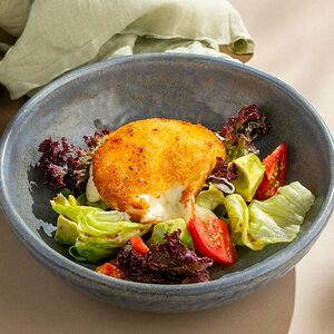 Салат с жареным сулугуни и авокадо