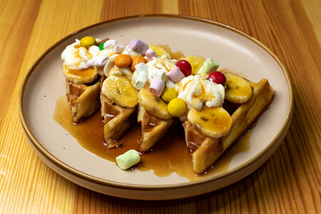 Вафля с кленовым сиропом и М&Ms