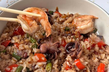 Рис с Морепродуктами в Соевом Соусе
