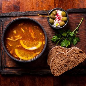 Солянка мясная с телячьими щеками и свининой на углях