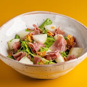 Прошутто, груша, романо, крем из груши, медово-горчичная заправка