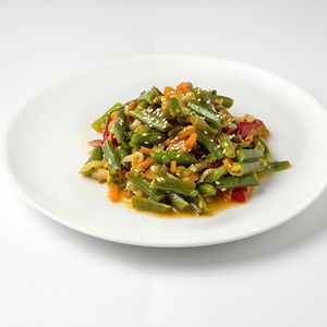 Салат овощной с фасолью